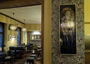 kunstwerk-zeit-fuer-pause-metallbild-schattenfugenrahmen-gastraum-innenarchitektur-rosali-heimat