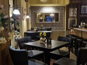interieur-design-trier-petersburger-haengung-goldene-vasen-gastronomie-einrichtung