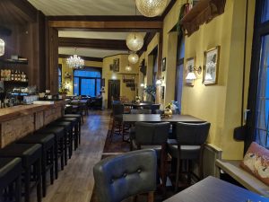 heimat-cafe-bar-trier-gastraum-gesamtkonzept-senfgelb-innenarchitektur-design-rosali