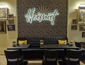 heimat-cafe-bar-trier-gastraum-gesamtkonzept-senfgelb-innenarchitektur-design-rosali