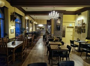 heimat-cafe-bar-trier-gastraum-gesamtkonzept-senfgelb-innenarchitektur-design-rosali