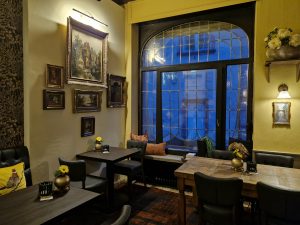 interieur-design-trier-petersburger-haengung-goldene-vasen-gastronomie-einrichtung-stefaniestahl