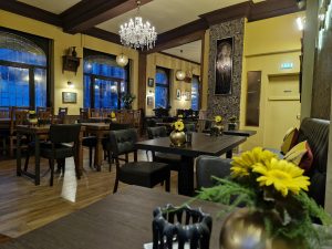 heimat-cafe-bar-trier-gastraum-gesamtkonzept-senfgelb-innenarchitektur-design-rosali-malerin