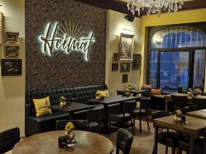 historische-oelbilde-stuckrahmen-stichbogenfenster-jugendstil-cafebar-resto-trier-interieur