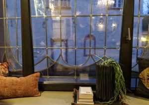 historische-oelbilde-stuckrahmen-stichbogenfenster-jugendstil-cafebar-trier-interieur